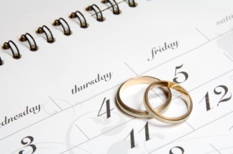Image of a calendar and a set of wedding rings